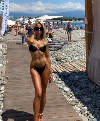💋 Никакого суеты, только наслаждение и удовольствие! Живу в Москве и предлагаю качественные услуги для тебя. 🏙️ У меня есть все, чтобы сделать наше свидание незабываемым - страсть, элегантность и смесь наслаждений. Моя фотография - подтверждение моей красоты и привлекательности. 📸 Мои возможности безграничны, и я готова пойти на все, чтобы ты почувствовал себя особенным. Доверься моим мягким рукам и позволь мне показать тебе, что такое настоящее наслаждение. Я уверена, что наши встречи оставят только самые положительные и радостные воспоминания. Узнай, что значит настоящая страсть в Москве! 😉 Дюша